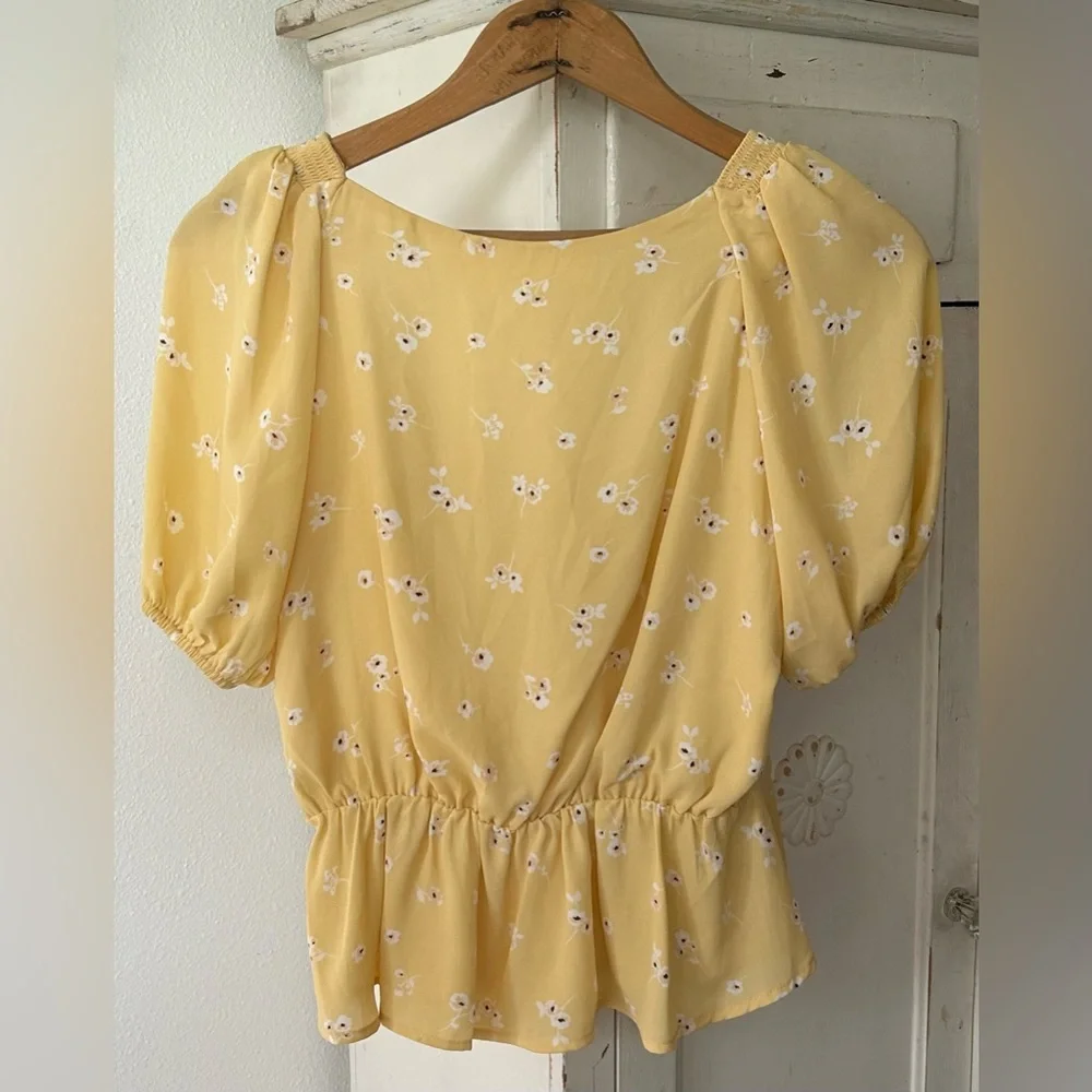 ASTR the label | Women’s Butter Yellow Floral Vneck Ruffle Hem Puff SleeveTop, S